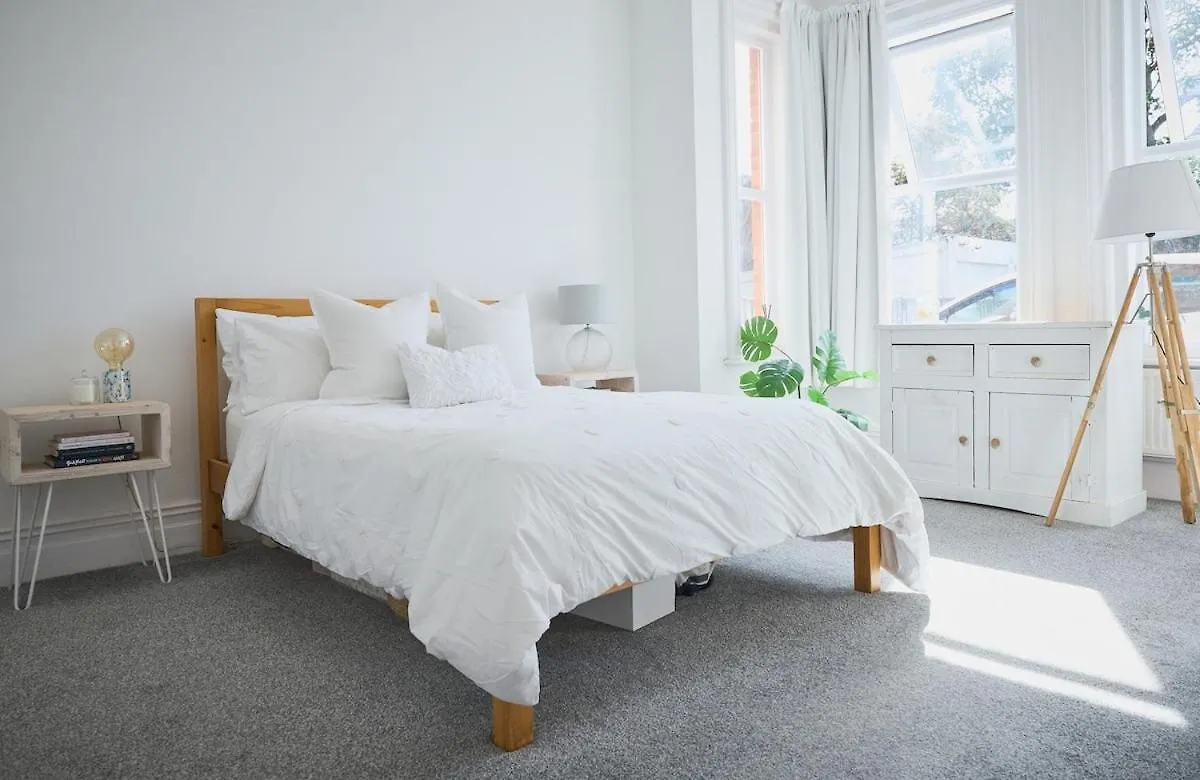 Bright 3 Bed Beach Escape With Garden And Parking - Two Bathrooms - Wifi - Close To Town And Beach! Bournemouth