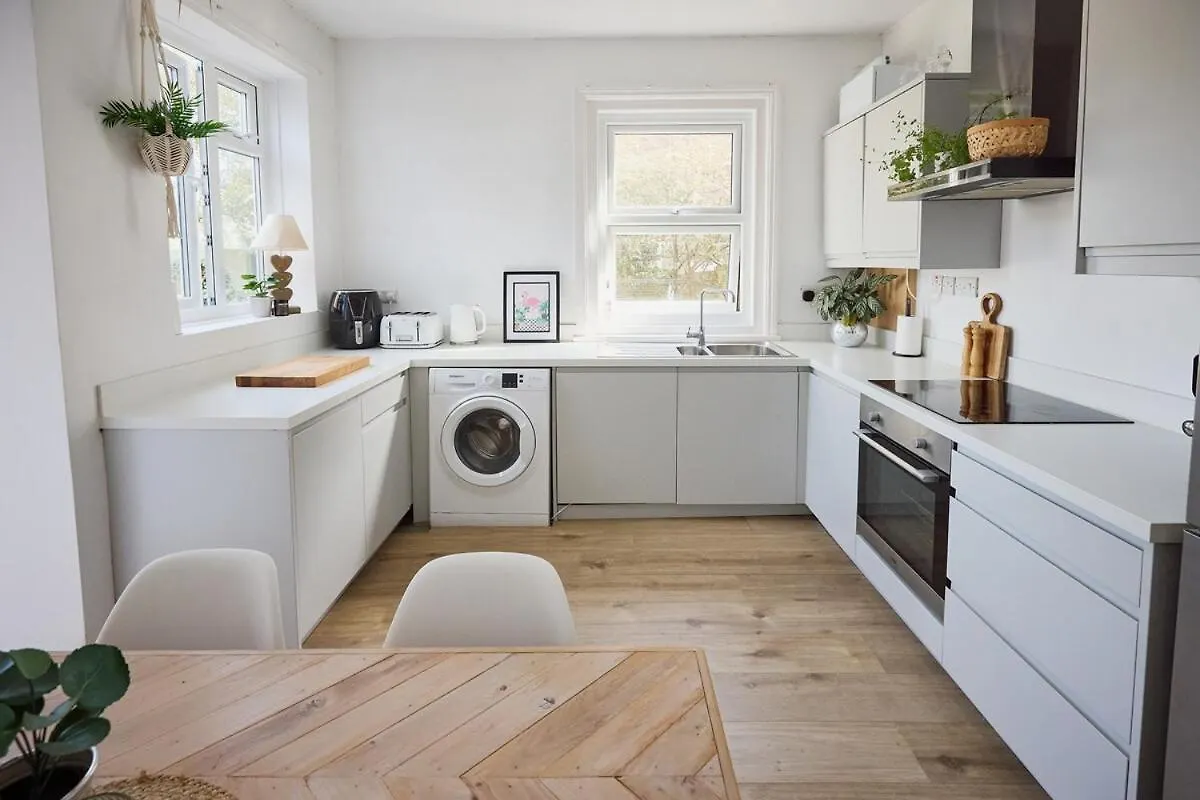 Bright 3 Bed Beach Escape With Garden And Parking - Two Bathrooms - Wifi - Close To Town And Beach! Bournemouth United Kingdom