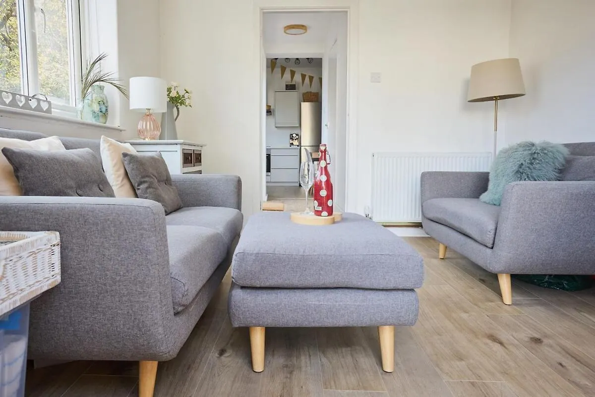 Bright 3 Bed Beach Escape With Garden And Parking - Two Bathrooms - Wifi - Close To Town And Beach! Bournemouth Apartment