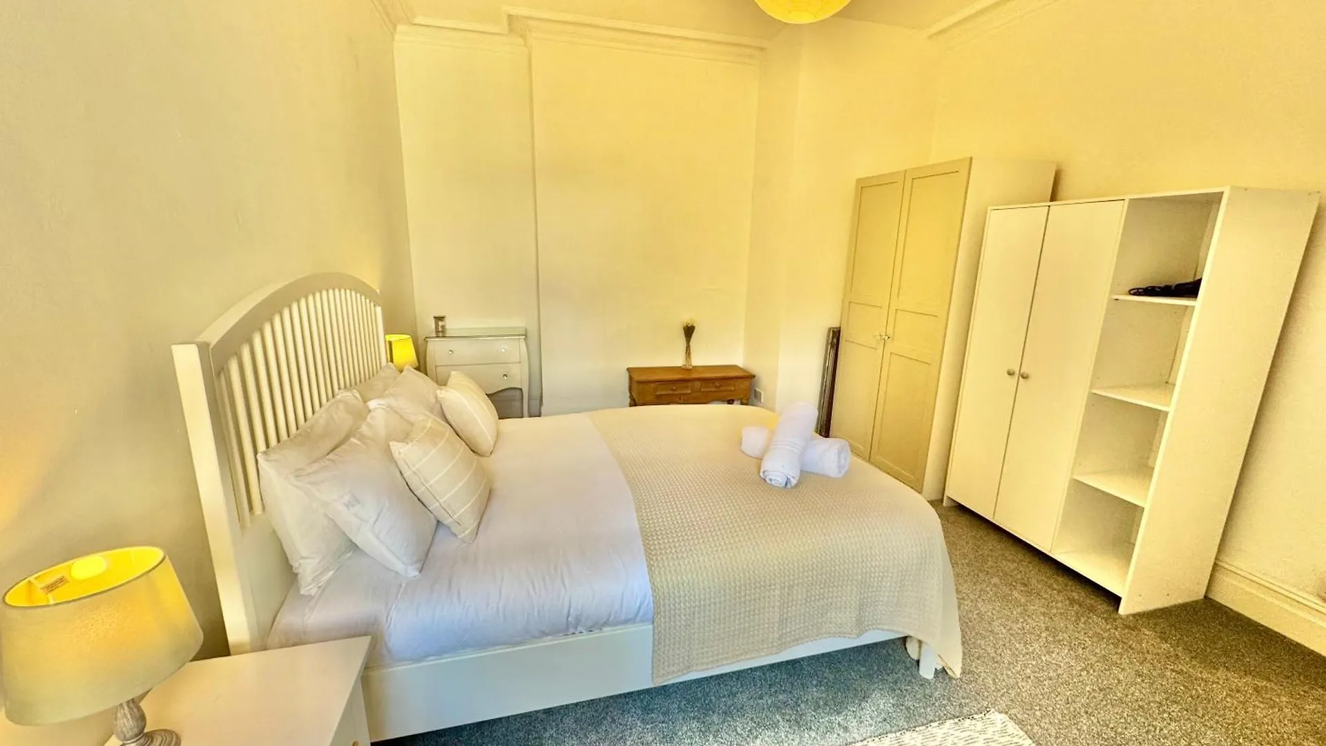 Bright 3 Bed Beach Escape With Garden And Parking - Two Bathrooms - Wifi - Close To Town And Beach! Bournemouth