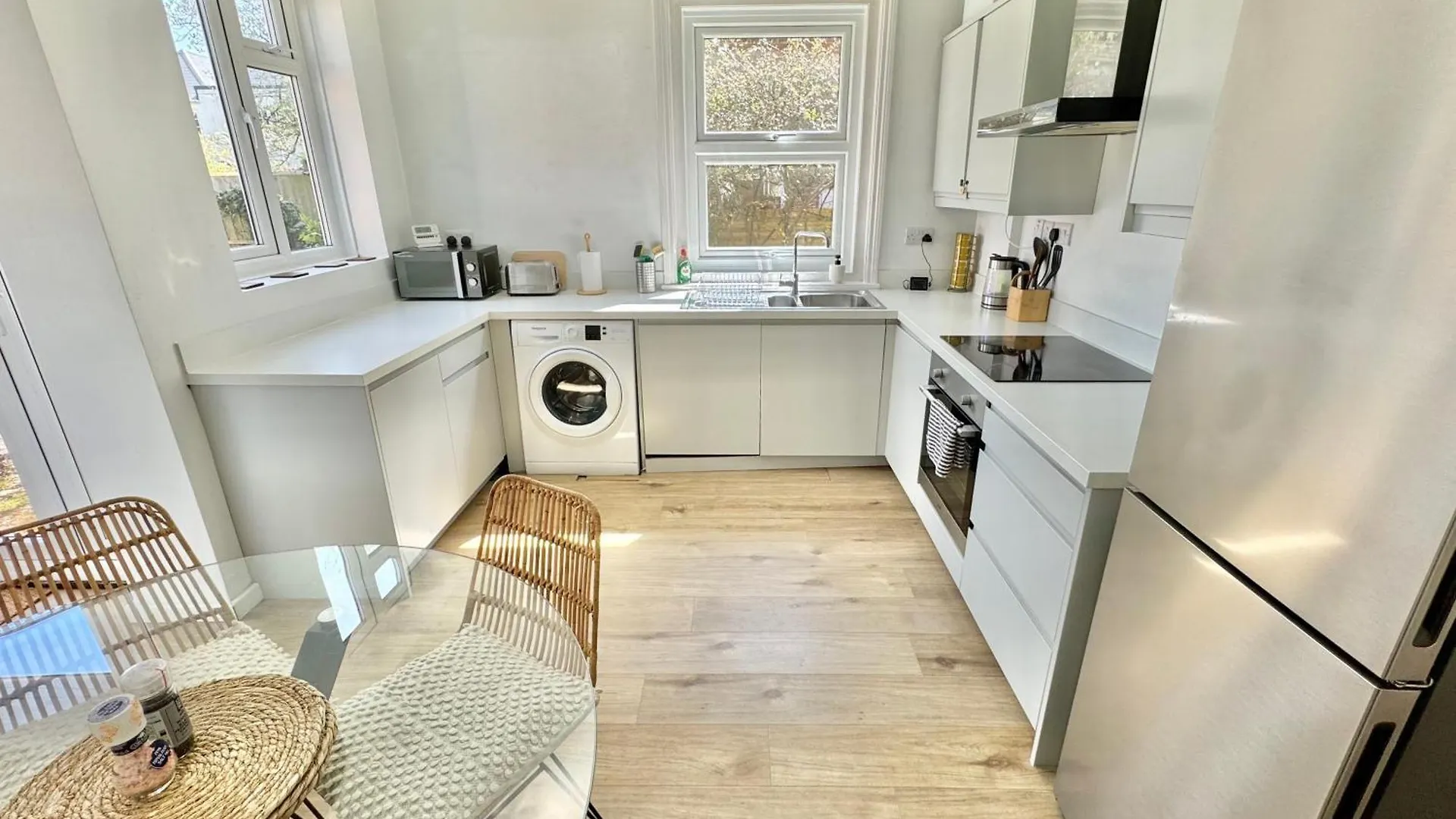 Bright 3 Bed Beach Escape With Garden And Parking - Two Bathrooms - Wifi - Close To Town And Beach! Bournemouth