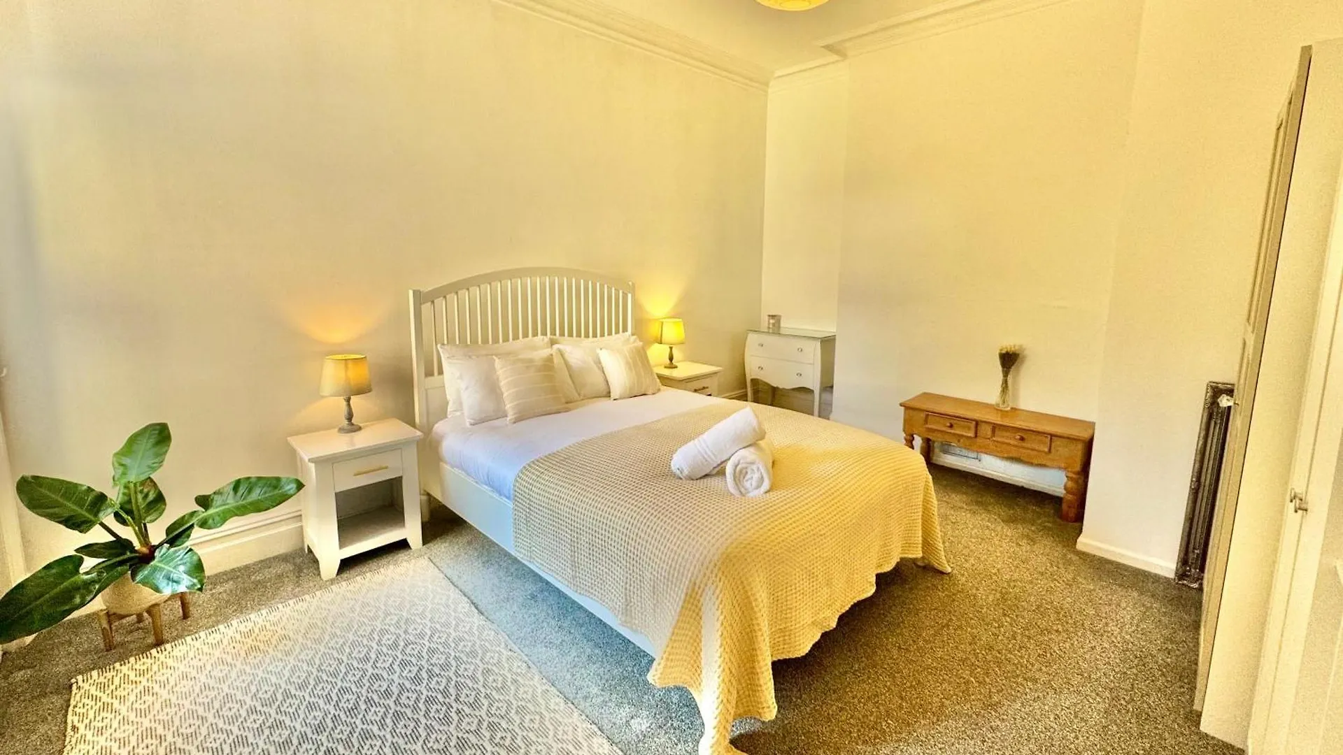 Bright 3 Bed Beach Escape With Garden And Parking - Two Bathrooms - Wifi - Close To Town And Beach! Bournemouth United Kingdom