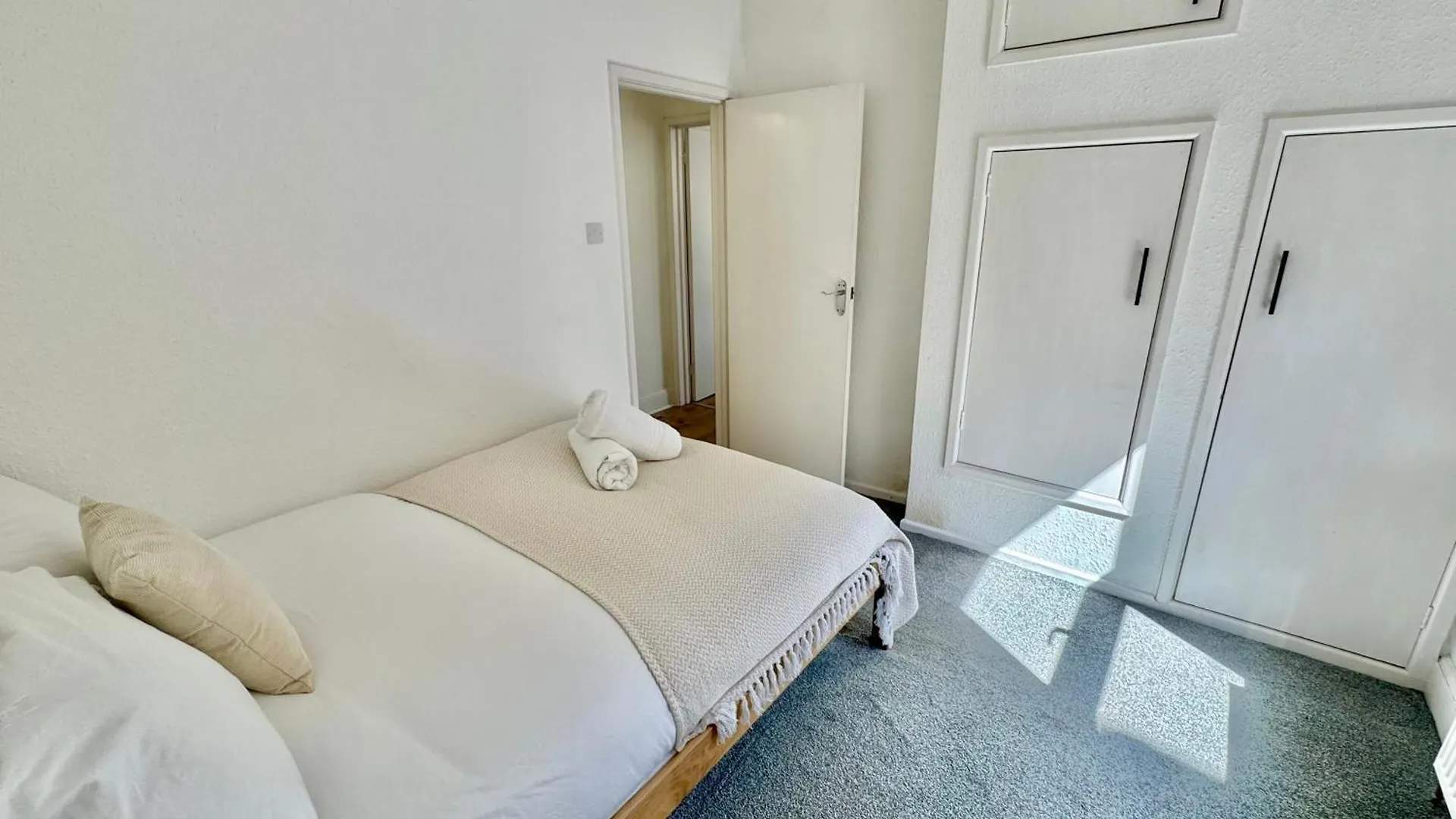 Bright 3 Bed Beach Escape With Garden And Parking - Two Bathrooms - Wifi - Close To Town And Beach! Bournemouth Apartment